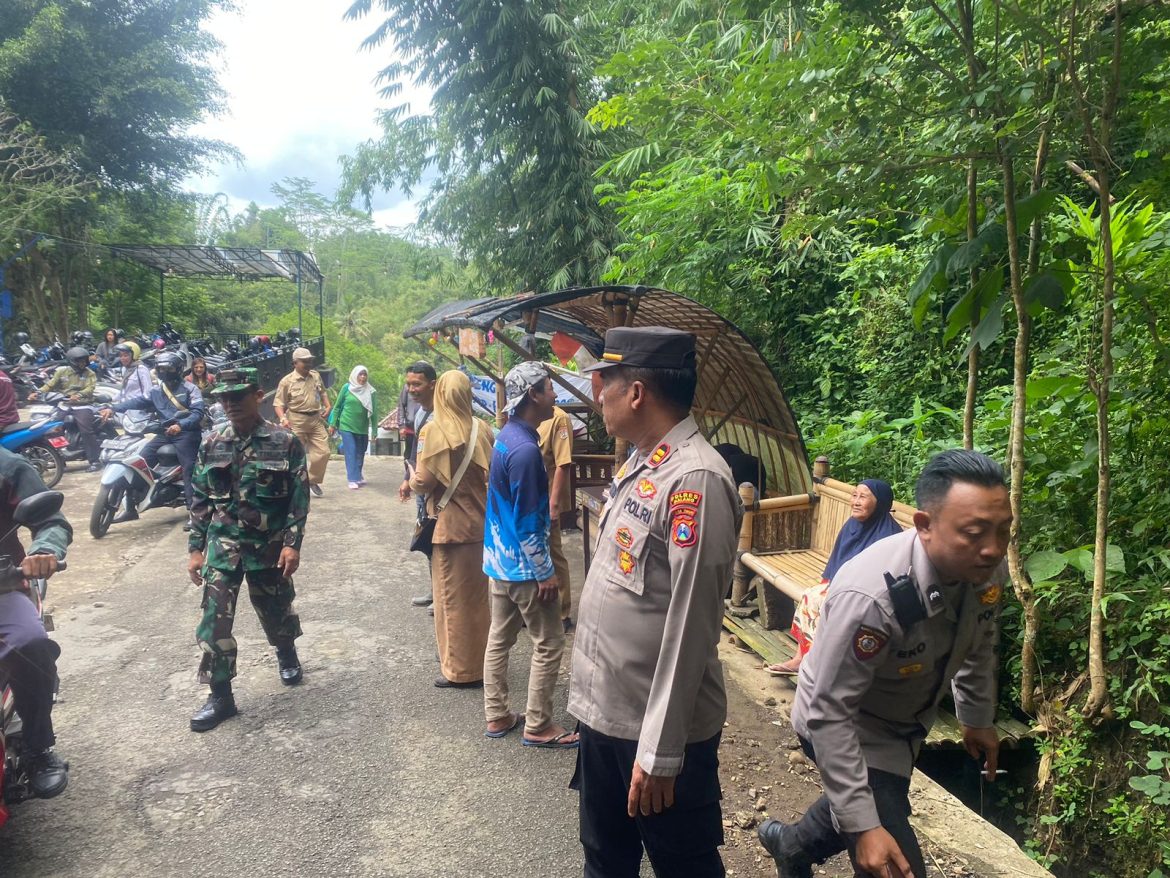 Tingkatkan Sinergitas TNI-POLRI, Kapolsek Tumpang dan Danramil Kompak Patroli Bersama