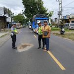 Gerak Cepat Unit Gakkum Polres Malang Tangani Laka Lantas di Jalang Raya Sumberpucung