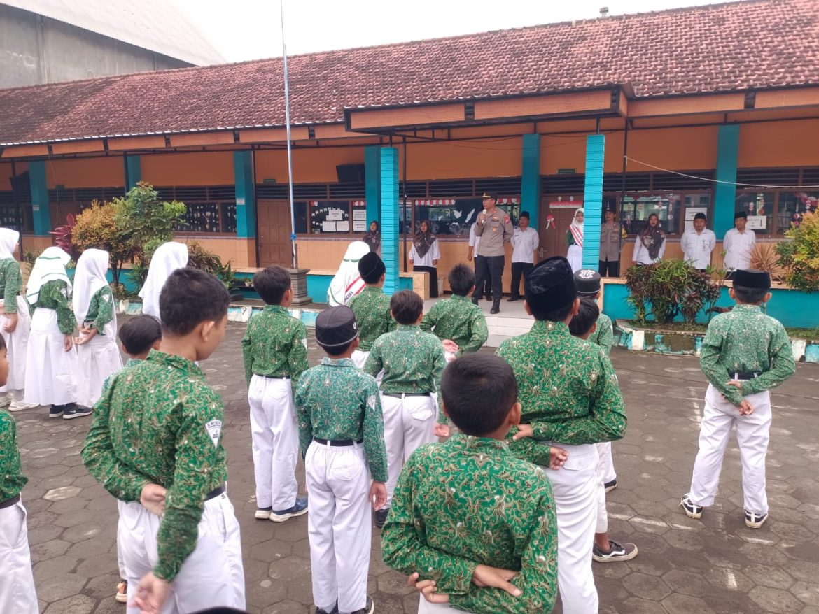 Kapolsek Pagelaran Menjadi Pembina Upacara di MI Miftahul Ulum Desa Kanigoro