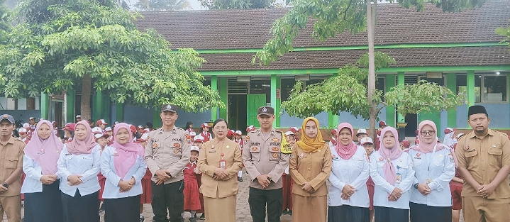 Bhabinkamtibmas Bandungrejo Polsek Bantur Pimpin Upacara di SDN 1 Bandungrejo
