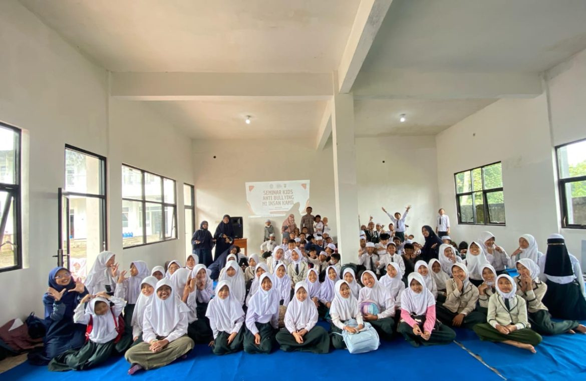 Stop Bullying di Sekolah, Kanit Binmas Polsek Tumpang Berikan Penyuluhan di MI Insan Kamil