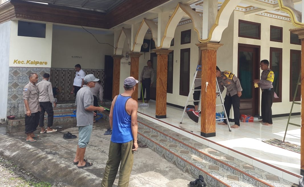 Polres Malang Gelar Bakti Sosial Bersih Rumah Ibadah Sambut Ramadhan 2025