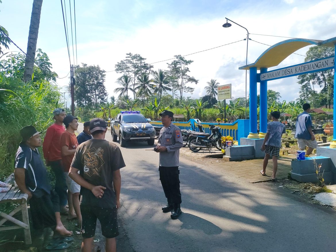 Polsek Pagelaran Laksanakan Patroli Siang ke Pemakaman Ingatkan Jukir Selalu Waspada Terhadap Pencurian Motor