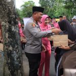 Polres Malang dan Jurnalis Bagikan Ratusan Paket Takjil untuk Pengguna Jalan