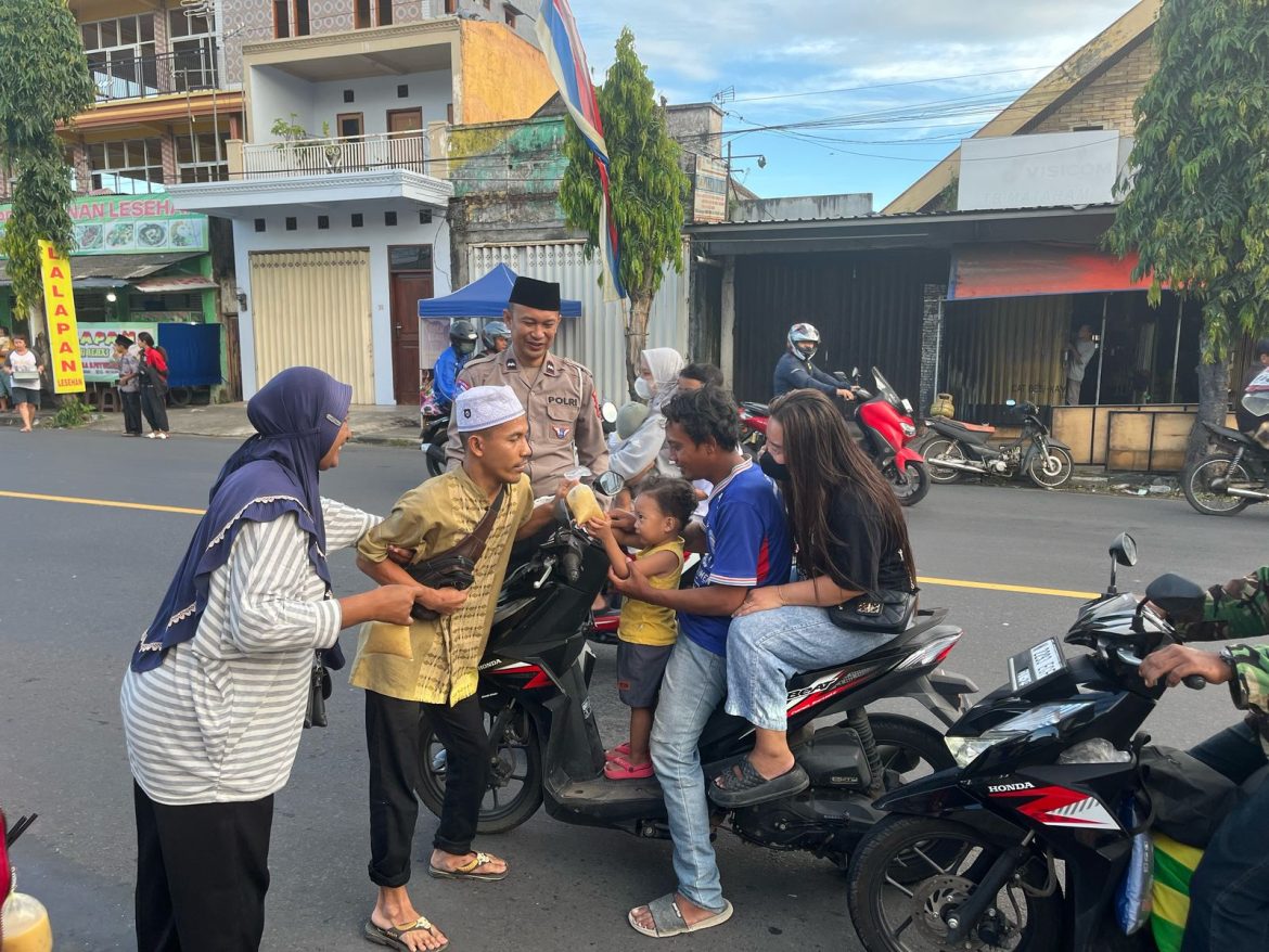 Tukang Gali Kubur dan Difabel Malang bersama Satpas Prototype Gelar Aksi Bagi Takjil