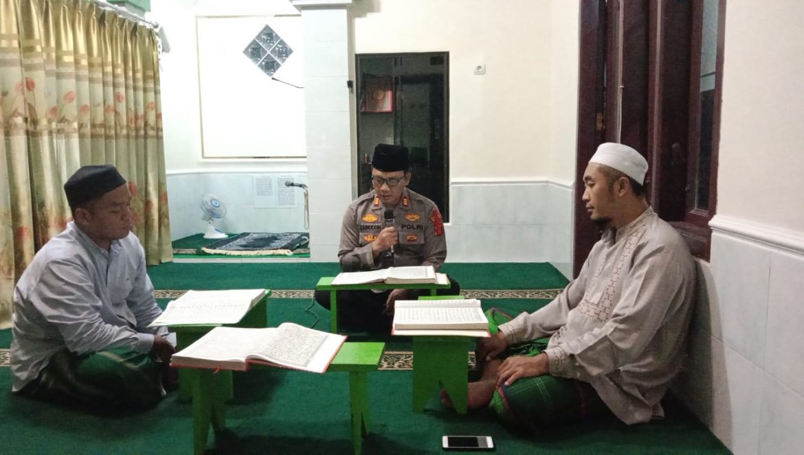 Optimalisasi Bulan Ramadhan, Kapolsek Wajak Tadarus Al-Qur’an Bersama Warga