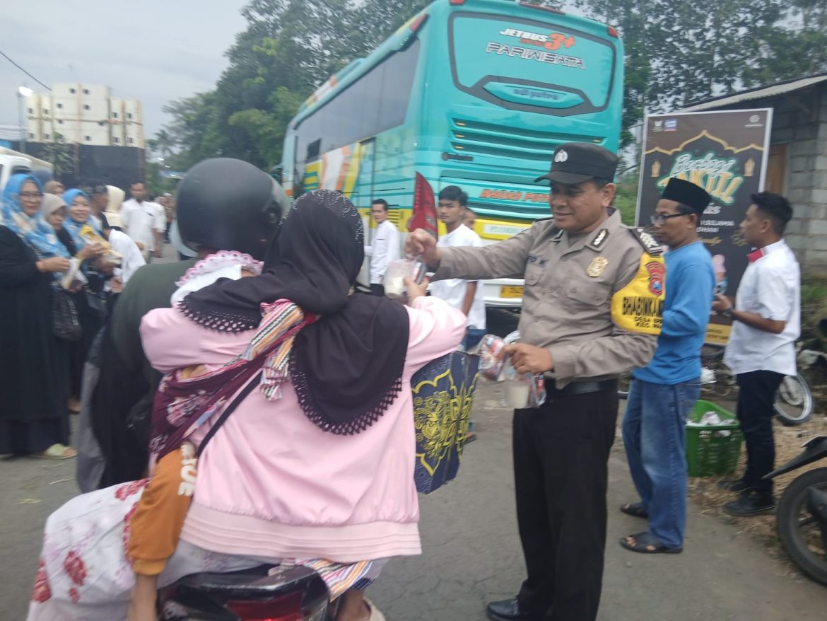 Kapolsek Wajak bersama Anggota Bagikan Takjil untuk Masyarakat dan Pengguna Jalan