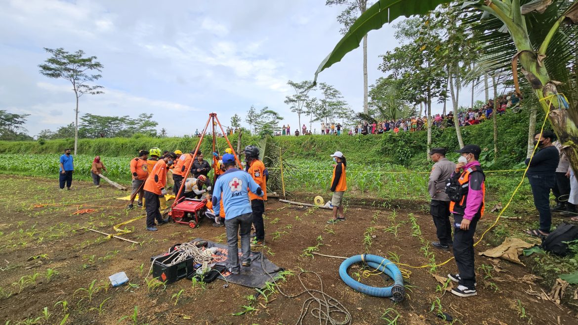 Polsek Gondanglegi Datangi TKP Penemuan Orang Meninggal Dunia di dalam Sumur Desa Sepanjang
