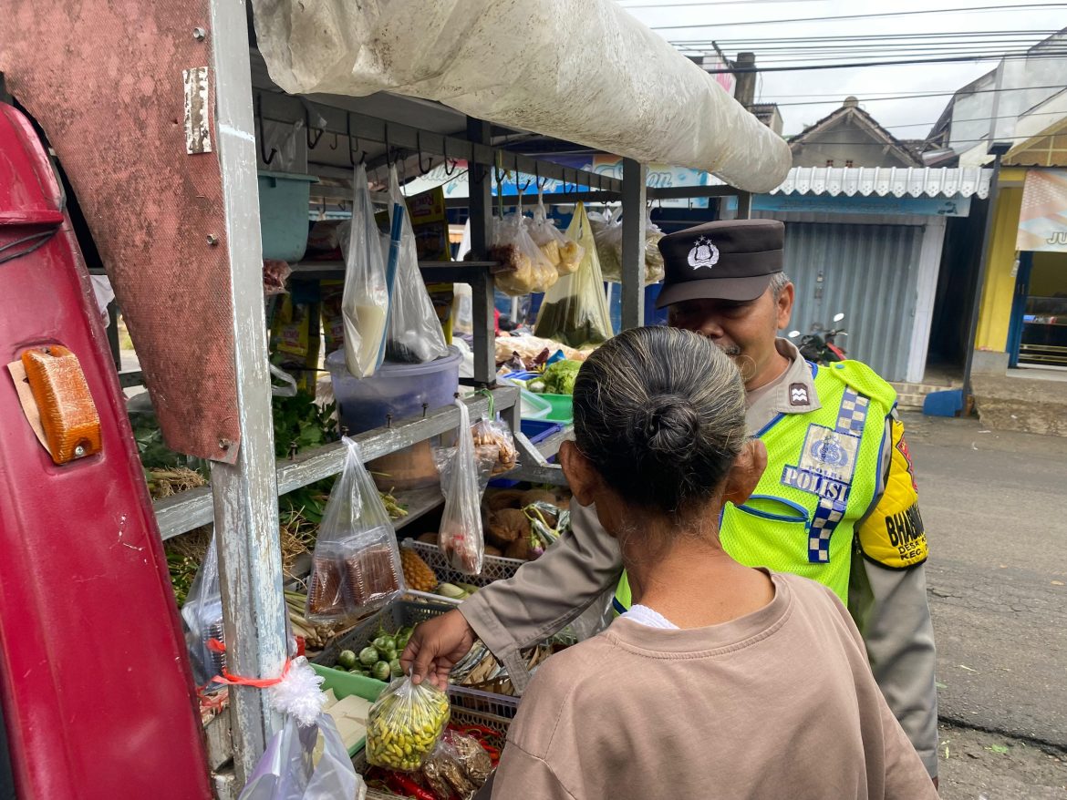 Polsek Donomulyo Laksanakan Patroli Ke Pasar dan Pertokoan Moderen