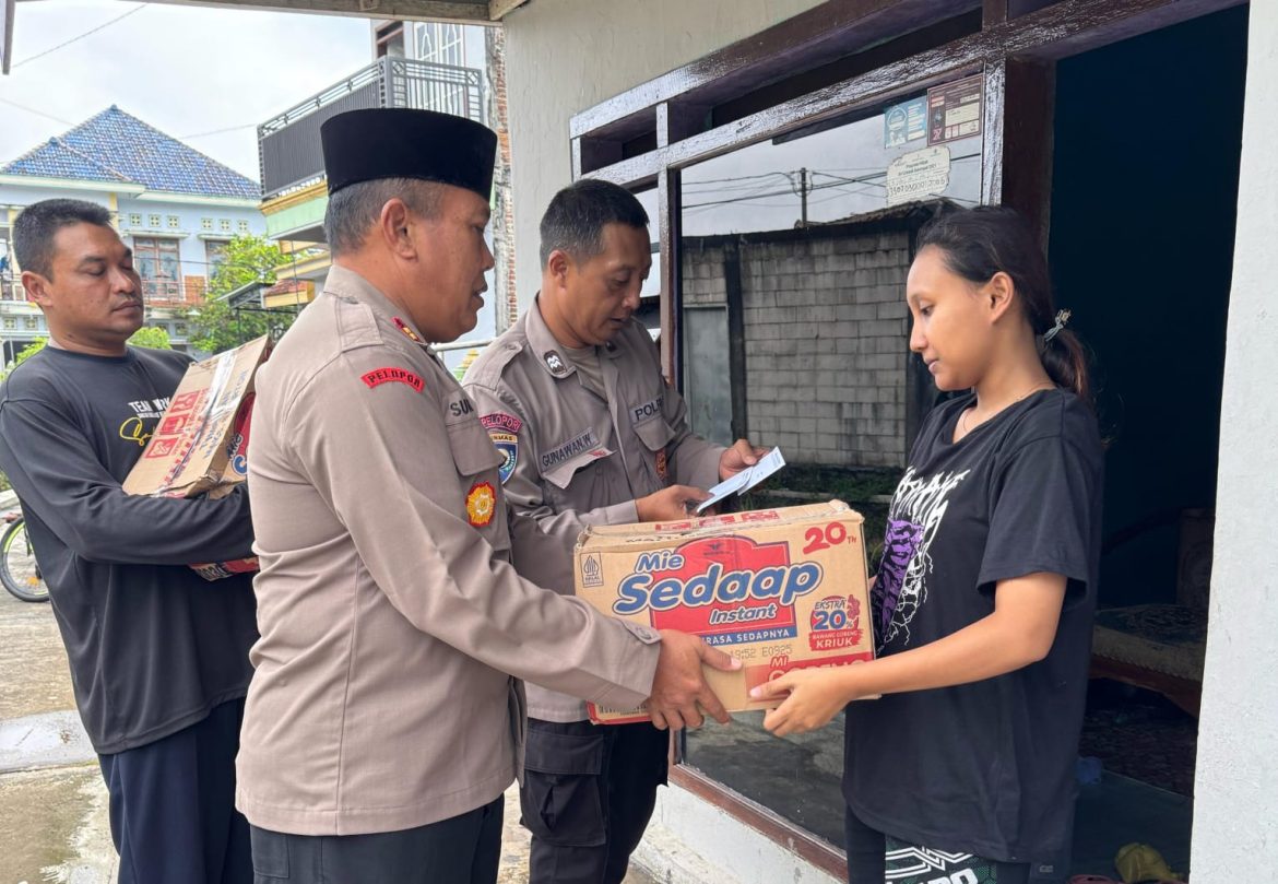 Kapolsek Pagak bersama Yayasan Insan Dermawan Desa Sumakul Bagikan Bingkisan Lebaran