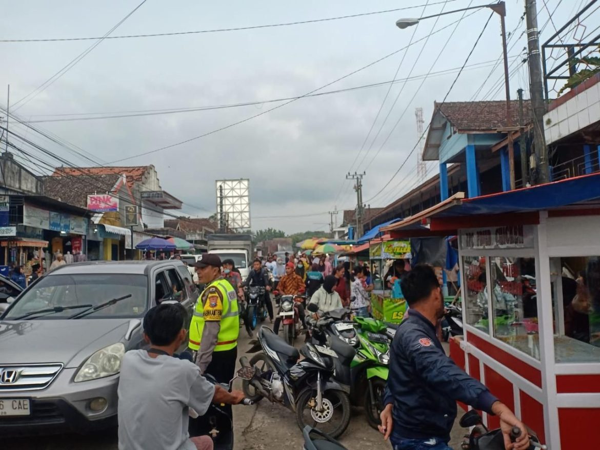 Polsek Donomulyo laksanakan Patroli ke Pasar Takjil Donomulyo jaga kondusifitas di bulan Ramadhan