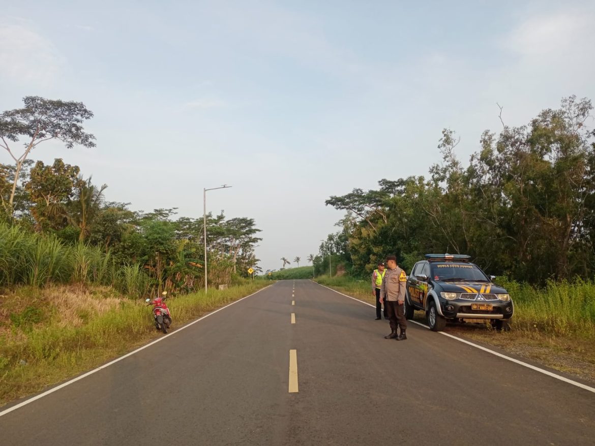 Anggota Polsek Donomulyo laksanakan patroli antisipasi balap liar jelang buka puasa di Daerah Hukum Polsek Donomulyo