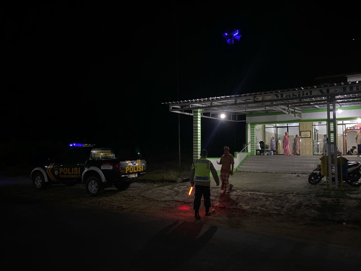 Anggota Polsek Donomulyo Laksanakan Pengamanan Sholat Tarawih Pastikan Berjalan Aman dan Lancar