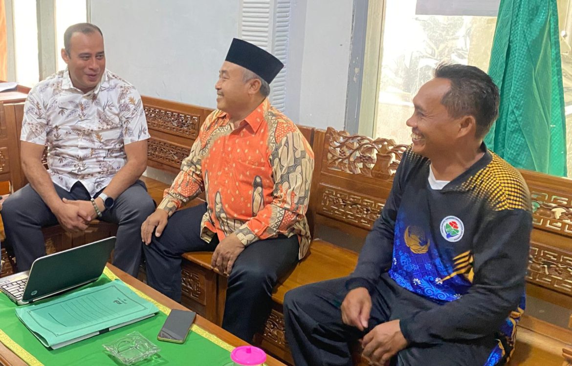 Kanit Reskrim Polsek Donomulyo laksanakan Sambang ke Perangkat Desa Kedungsalam Kecamatan Donomulyo Kabupaten Malang