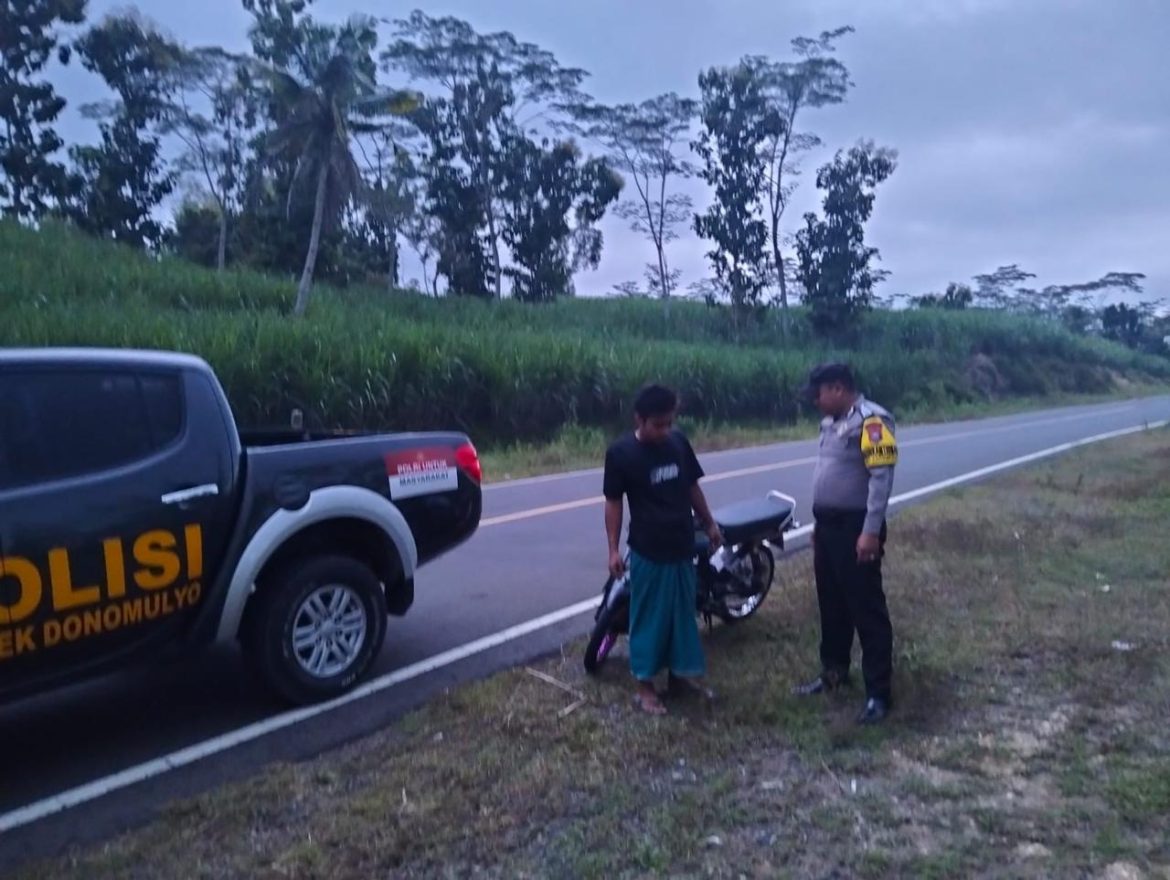 Anggota Polsek Donomulyo laksanakan patroli antisipasi balap liar jelang buka puasa di Daerah Hukum Polsek Donomulyo