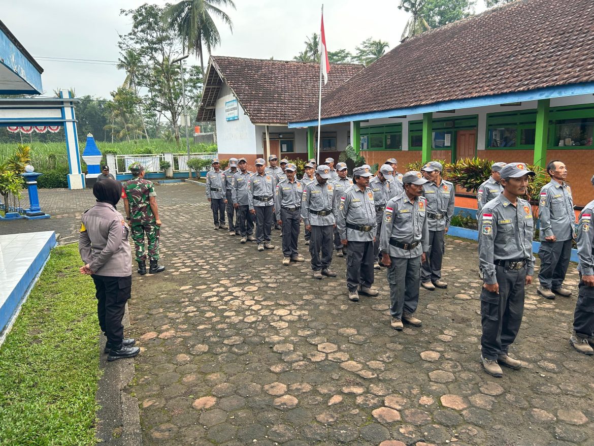 Bhabinkamtibmas dan Bainsa Desa Pagelaran Berikan Pelatihan Pembekalan kepada Linmas Desa