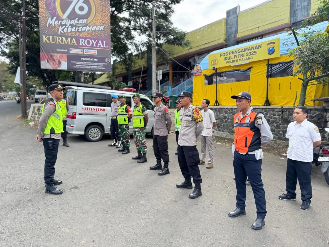 Apel di Pos Pengamanan Pasar Tumpang Operasi Ketupat Semeru 2025 Sebagai Bentuk Kesiap Siagaan Polri dalam pelayanan Mudik
