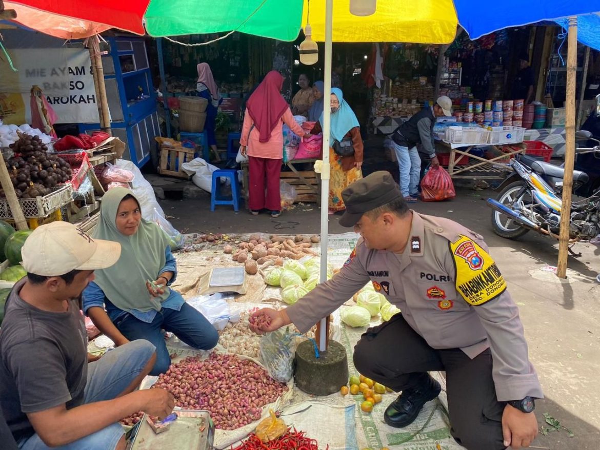Menjelang Lebaran Idul Fitri 1446 H / 2025 Regu Patroli Polsek Donomulyo Laksanakan Pemantauhan Harga Kebutuhan Pokok di Pasar Donomulyo