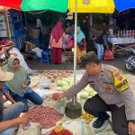 Menjelang Lebaran Idul Fitri 1446 H / 2025 Regu Patroli Polsek Donomulyo Laksanakan Pemantauhan Harga Kebutuhan Pokok di Pasar Donomulyo