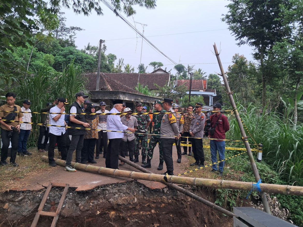 Bupati Malang, Kapolres Malang dan Dandim 0818 laksanakan peninjauhan bencana alam jembatan amblas di Donomulyo