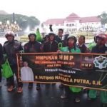 DPP HMP Distribusikan Paket Bingkisan Lebaran dari Tomy Soeharto di Depan Balai Kota Malang