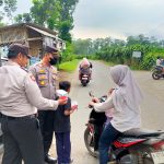 Polsek Wajak Berbagi Takjil Ramadhan dengan Masyarakat