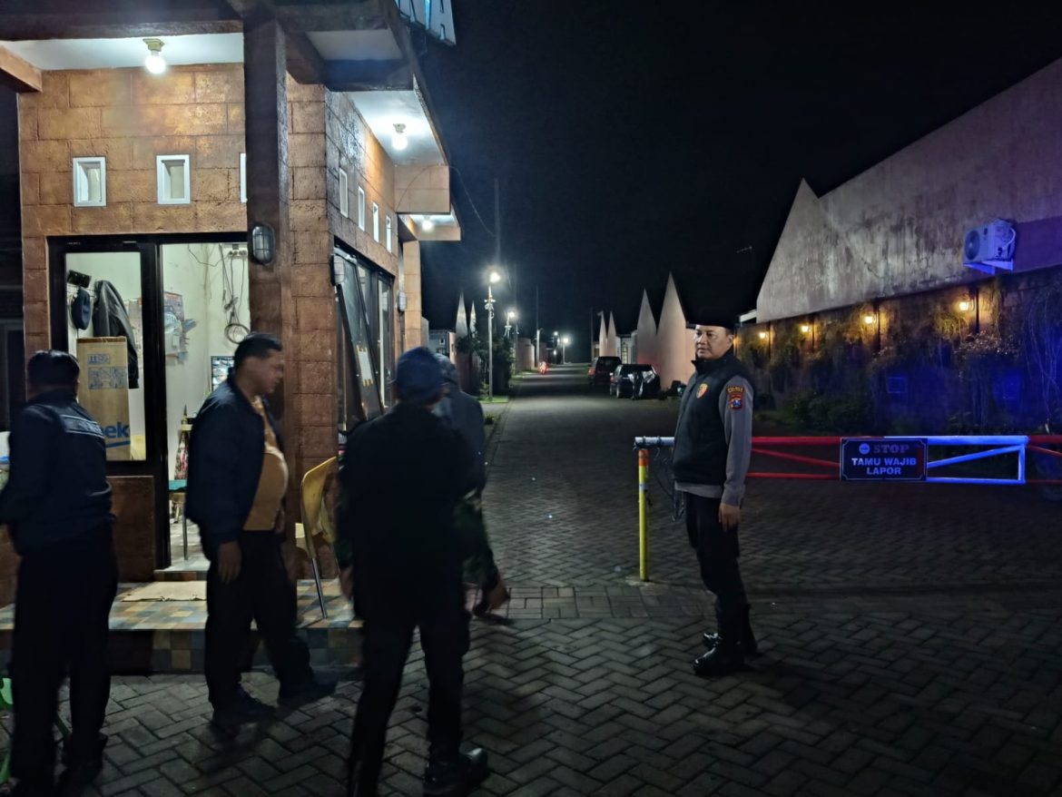 Kapolsek Wajak Turun Langsung Melakukan Patroli Antisipasi Rumah Kosong yang Ditinggal Mudik