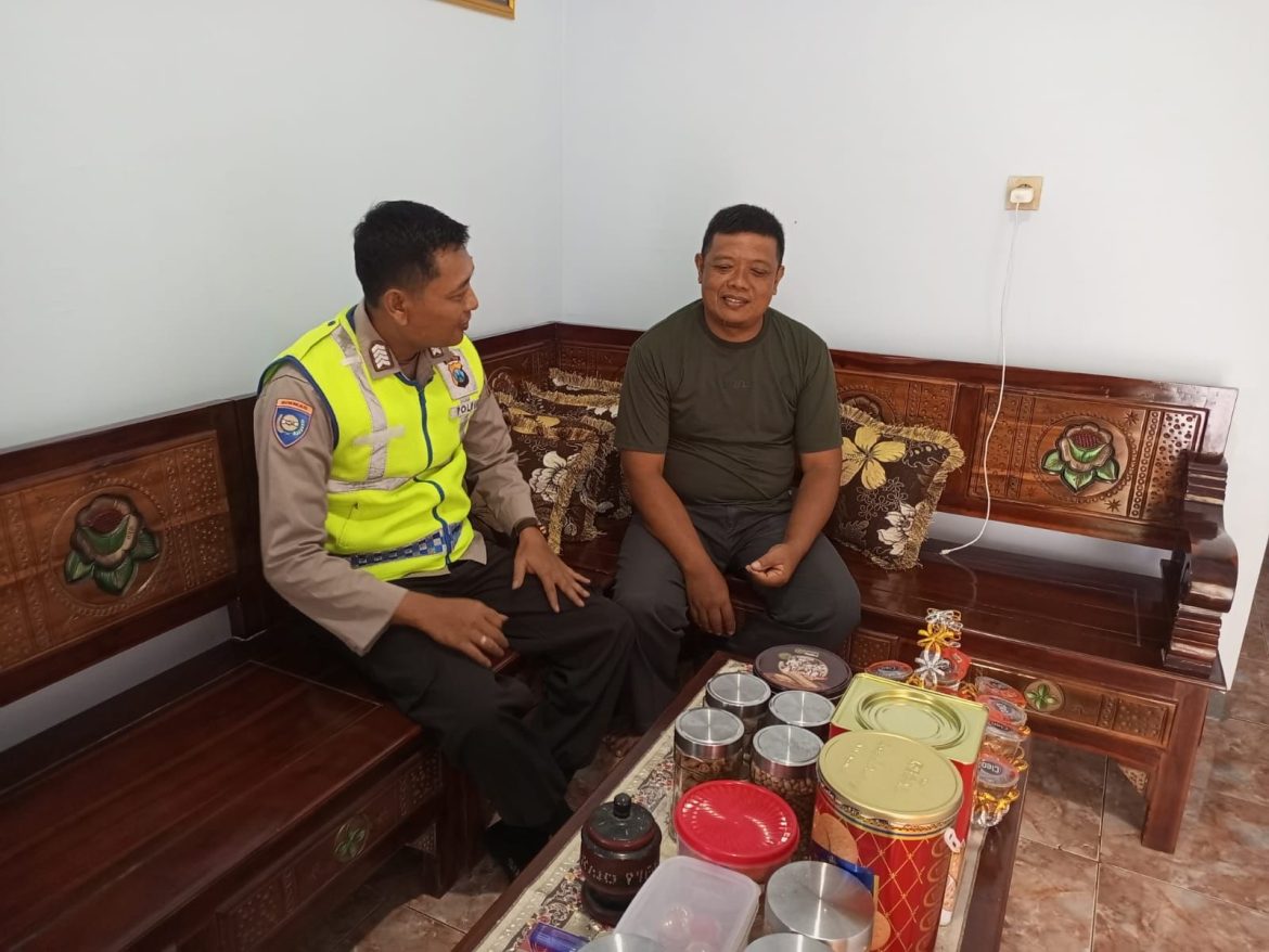 Bhabinkamtibmas Desa Tulungrejo Laksanakan Sambang ke Perangkat Desa Binaanya