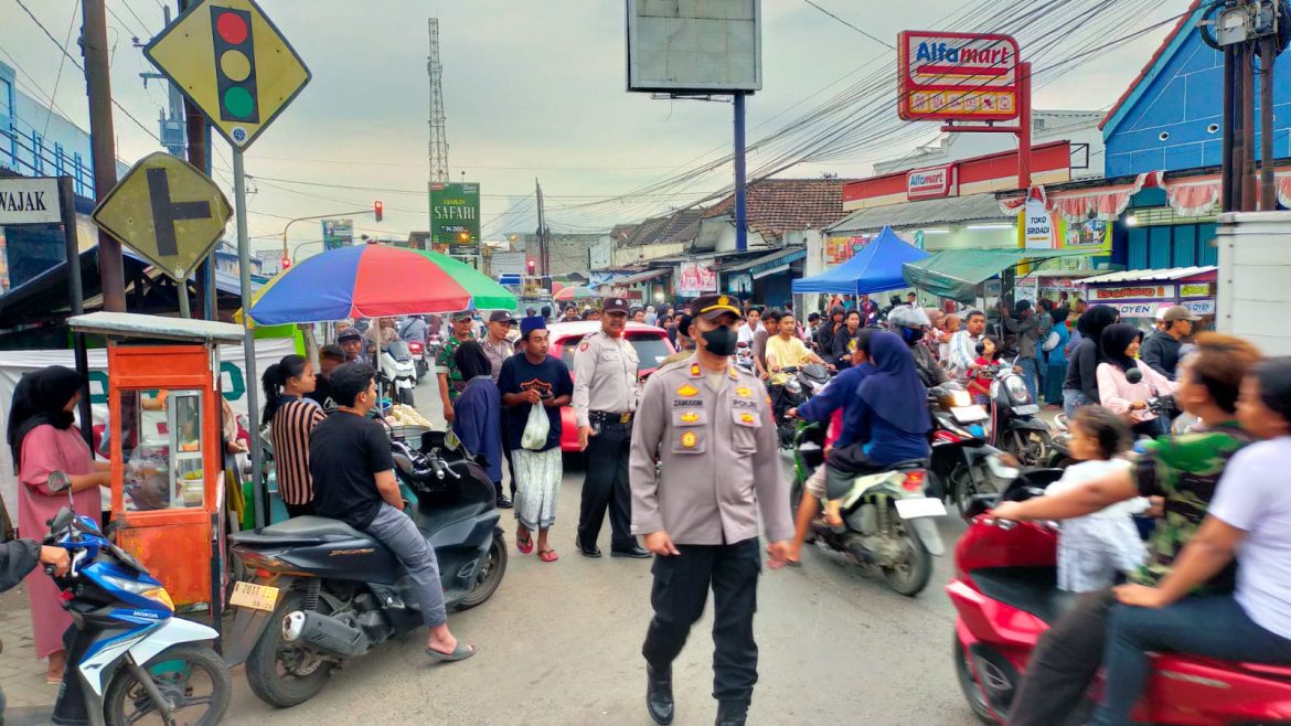 Menjelang Lebaran Ketupat, Pasar Wajak Ramai Dipenuhi Pengunjung