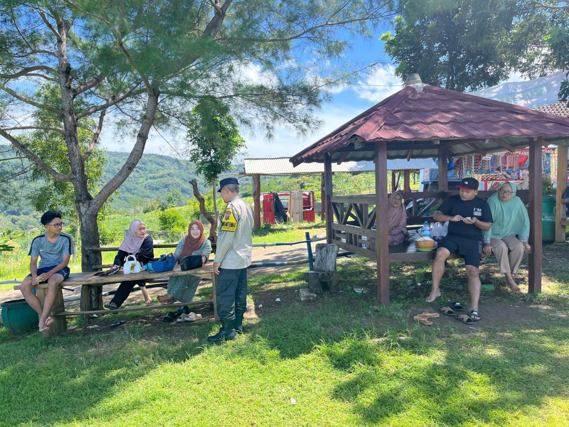 Regu Patroli Polsek Donomulyo berikan Himbauhan Kamtibmas Pengunjung Wisata Paralayang Modangan