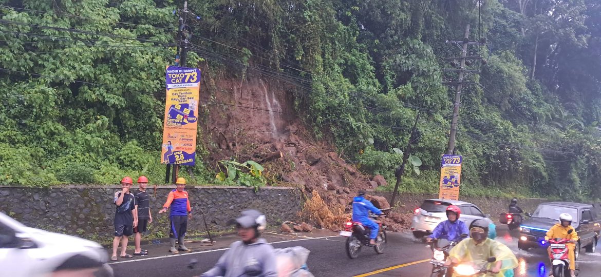 Hujan Deras Picu Longsor di Turen, Polisi dan PMI Bergerak Cepat Amankan Jalan