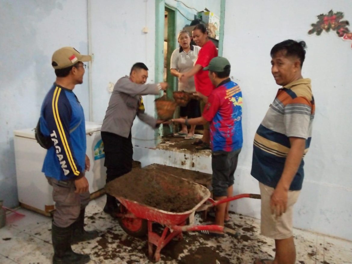 Polsek Turen Laksanakan Kerja Bakti di GPDI Anugrah Tanggung, Rusak Akibat Tanah Longsor