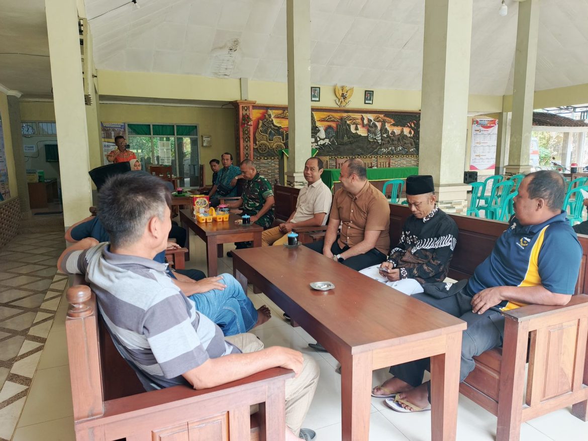 Kanit Reskrim Polsek Donomulyo Laksanakan Sambang ke Perangkat Desa Kedungsalam Kecamatan Donomulyo