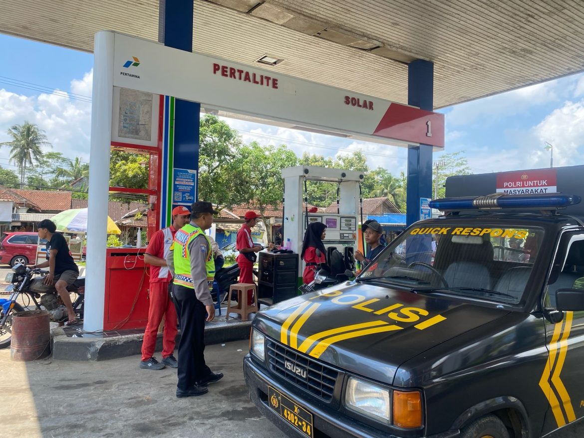 Anggota Polsek Donomulyo Patroli Siang Hari Antisipasi Tindak Kejahatan Ke SPBU