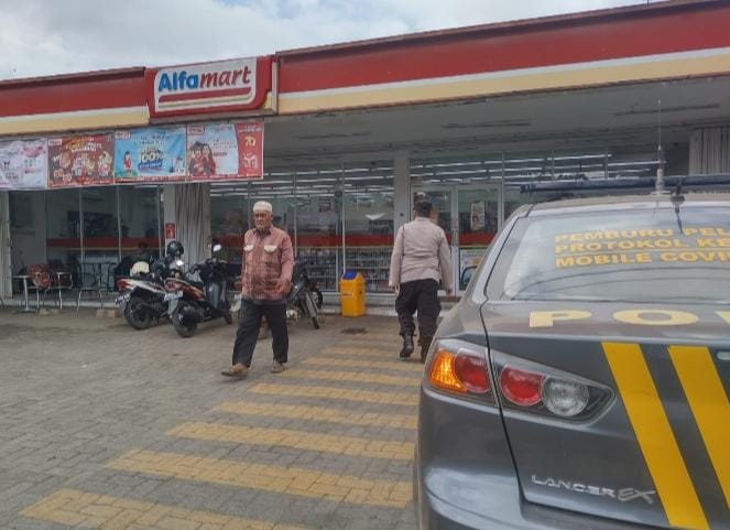 Polsek Gondanglegi Lakukan Kegiatan Patroli ke Alfamart