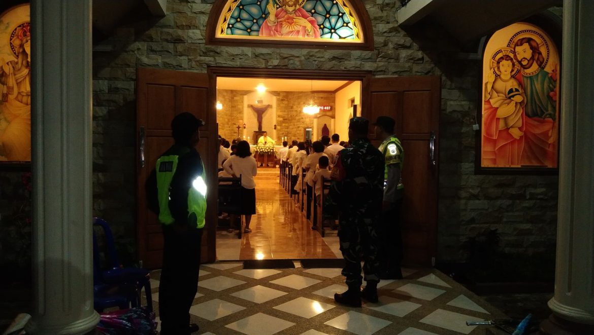 Polsek Donomulyo Laksanakan Pengamanan Ibadah Kamis Putih di Gereja Stasi Santo Yusuf di Desa Tlogosari