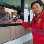 SPKT Polsek Gondanglegi Bagikan Tumbler Zona Integritas Kepada Masyarakat