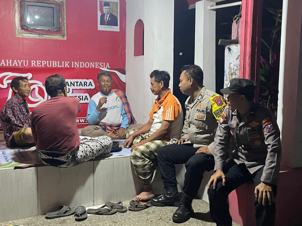 Bhabinkamtibmas Polsek Wajak Sambangi Pos Kamling, Warga Merasa Lebih Aman