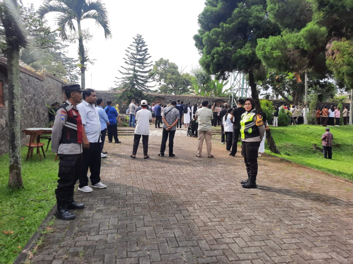 Berikan Rasa Aman, Anggota Polsek Tumpang Lakukan Pengamanan Ibadah Paskah di Gereja Trinitas Maria di angkat ke Surga