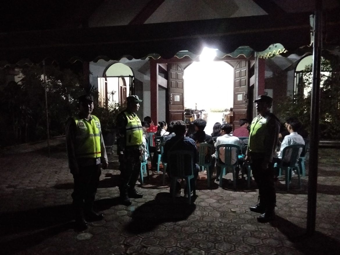 Polsek Donomulyo Laksanakan Pengamanan Ibadah Misa Sabtu Suci Paskah 2025 di Gereja Paroki Maria Ratu Damai Desa Purworejo