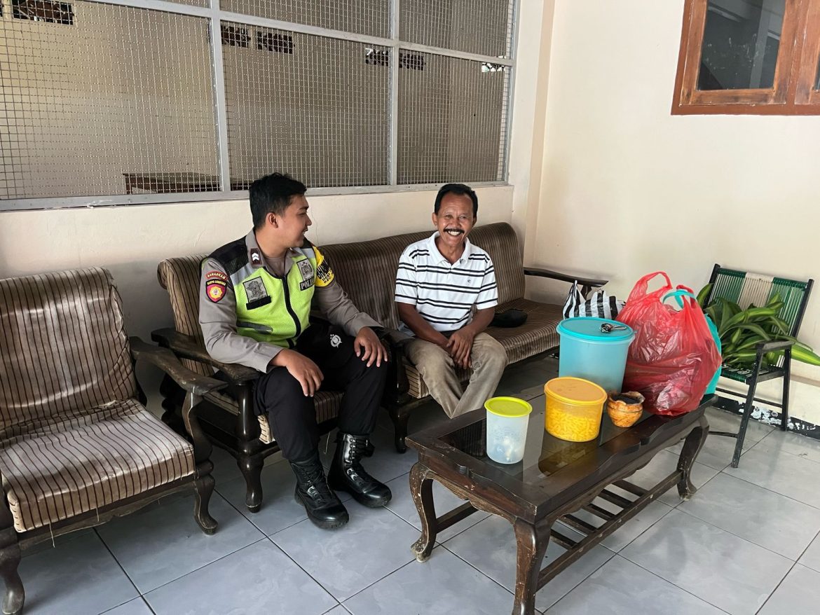 Bhabinkamtibmas Desa Tempursari, Briptu Hafidz, Jalin Silaturahmi dengan Tokoh Masyarakat di Desa Binaannya