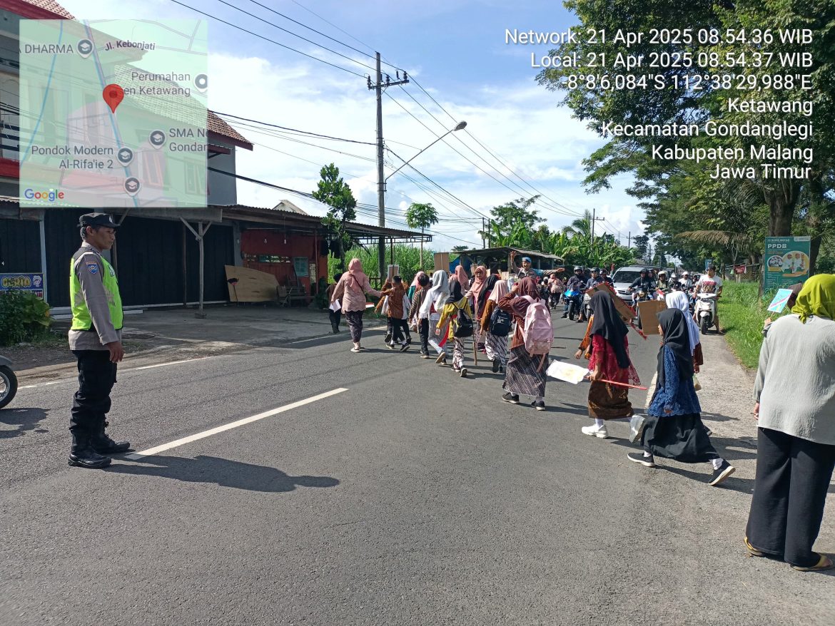 Polsek Gondanglegi Lakukan Pengamanan Kirab Siswa Dalam Rangka Peringatan Hari Kartini