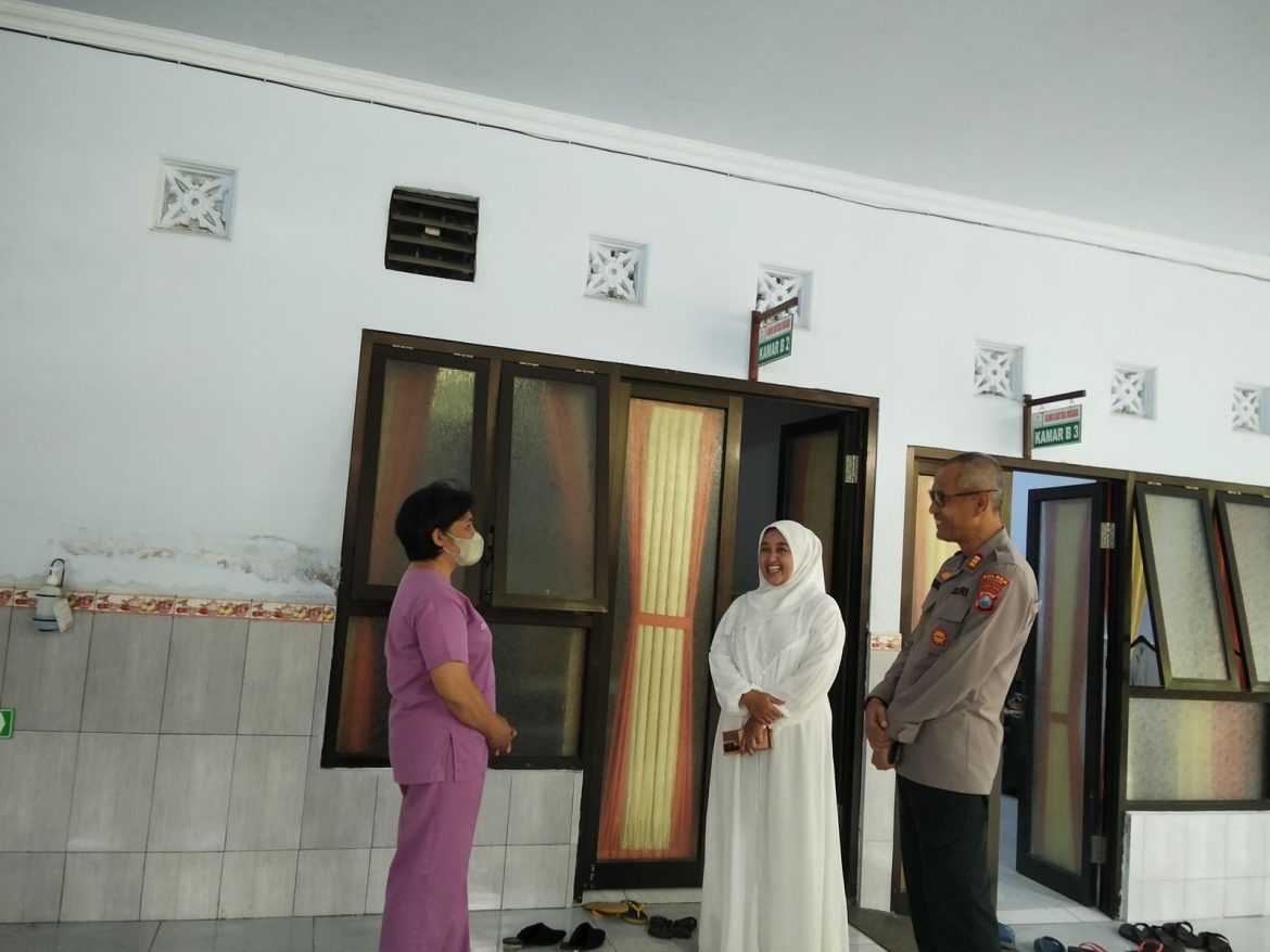 Kapolsek Donomulyo Laksanakan Silaturahmi dan Bangun Kedekatan dengan Kepala Klinik Kartika Husada Desa Tempursari