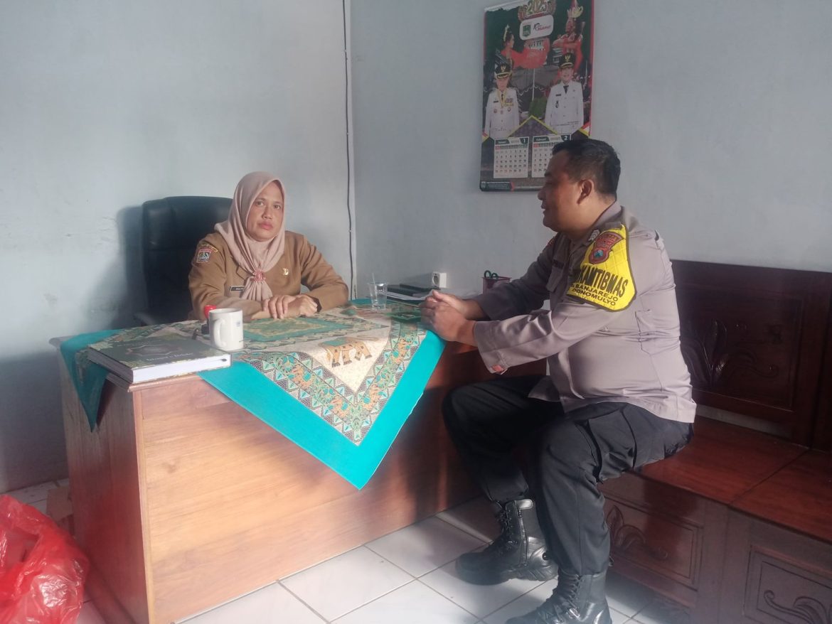 Bhabinkamtibmas Desa Banjarejo Laksanakan Sambang ke Perangkat Desa Banjarejo