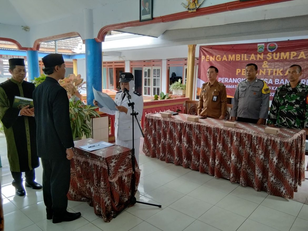 Bhabinkamtibmas Hadiri Pelantikan Perangkat Desa Banjarejo