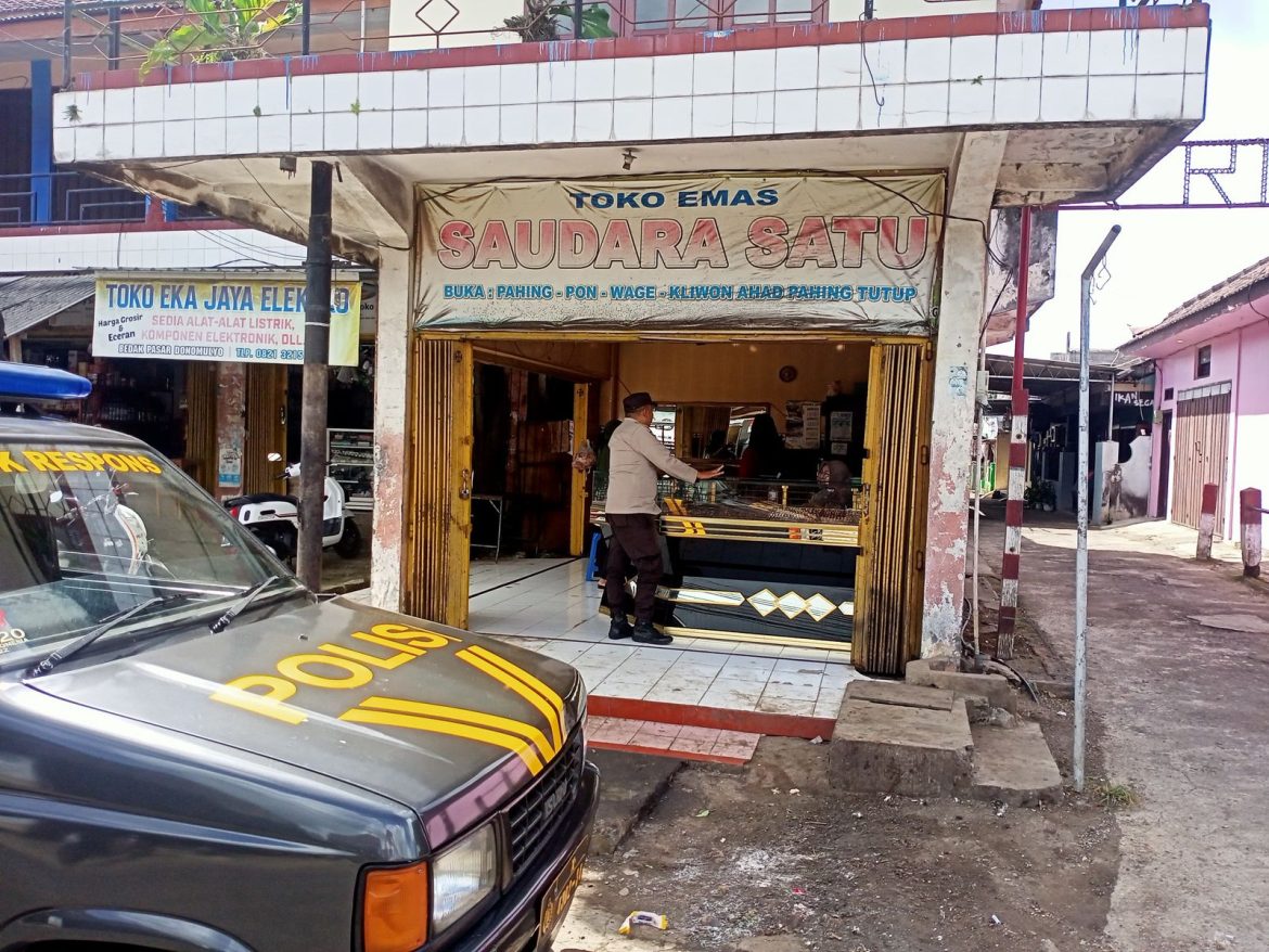 Polsek Donomulyo Gelar Patroli Keamanan di Toko Emas Saudara