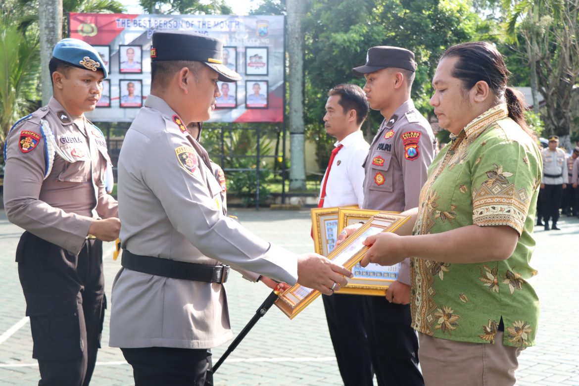 Kapolres Malang Beri Penghargaan kepada 22 Anggota dan 3 Warga yang Bantu Tugas Polisi