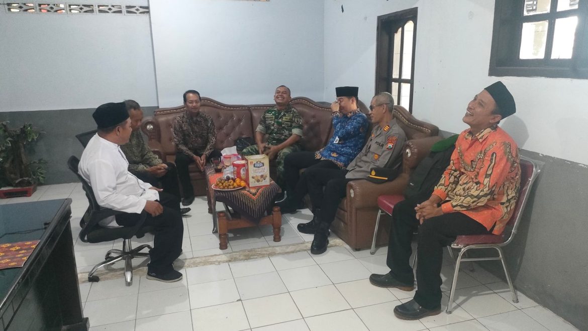 Kapolsek Donomulyo Jalin Silaturahmi dengan Tokoh Masyarakat dan Muspika di Balai Desa Purwodadi