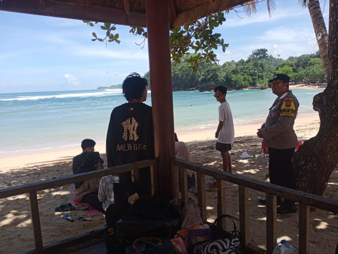 Polsek Donomulyo Laksanakan Patroli di Tempat Wisata Pantai Ngliyep, Desa Kedungsalam