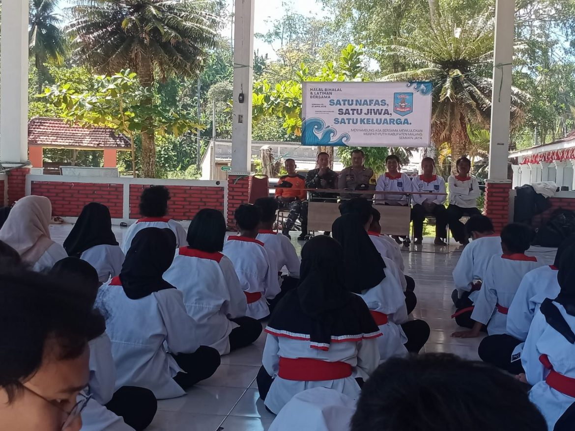 Polsek Donomulyo Hadiri Halal Bihalal dan Latihan Bersama Pencak Silat Merpati Putih di Pendopo Pantai Wisata Ngliyep
